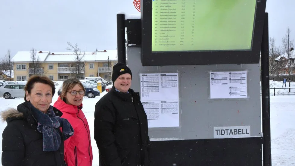Barbro Mellqvist, Camilla Ewerfält och Mikael Appelberg vid den nya digitala skylten som nu är igång utanför Stinsen.
