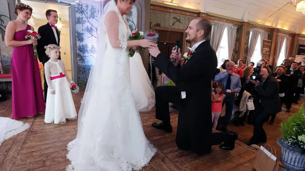 Kupp. Mitt under "vigseln" mellan Mathias Hansen och Viktoria Rydberg ägde ett alldeles äkta frieri rum till brudens stora överraskning