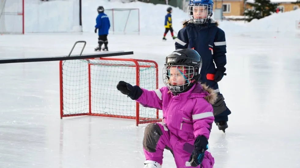 Yngsta deltagaren. Johanna Rylander var med sina tre år, yngsta deltagaren i Faiks bandyskola. Här med storebror Hugo i bakgrunden.