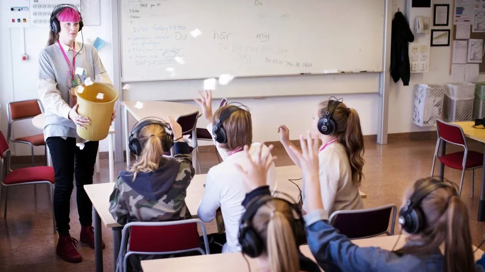 Klassrumsföreställning. Ung scen/Öst bjuder på föreställningen "Din inre röst" för årskurs sju under hösten.