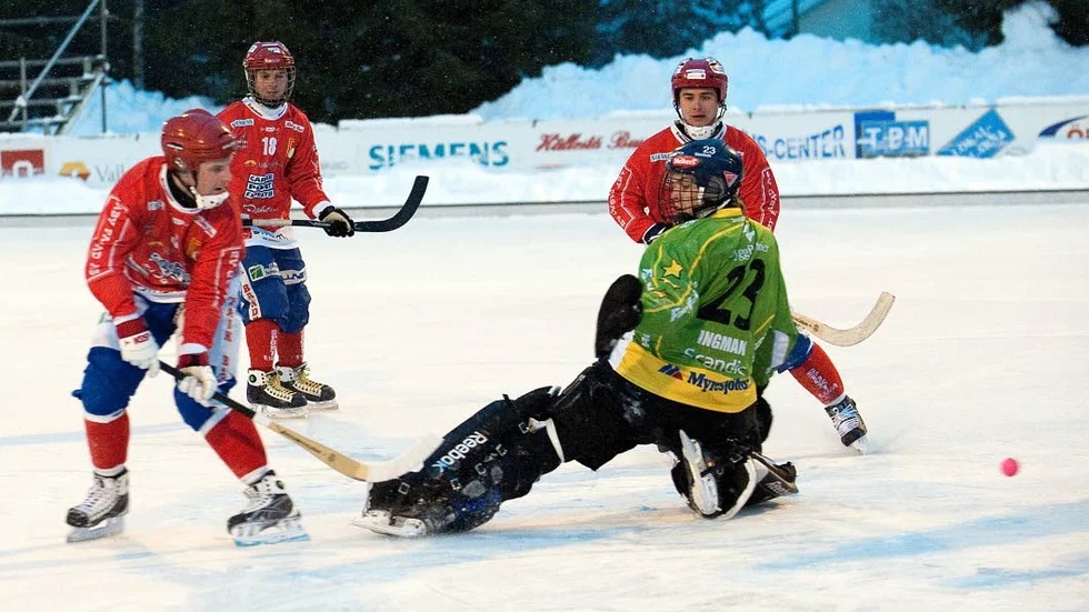 Återvänder. Artiom Tchernov (i mitten) är hemma i Faik igen och redo för allsvenskt spel.