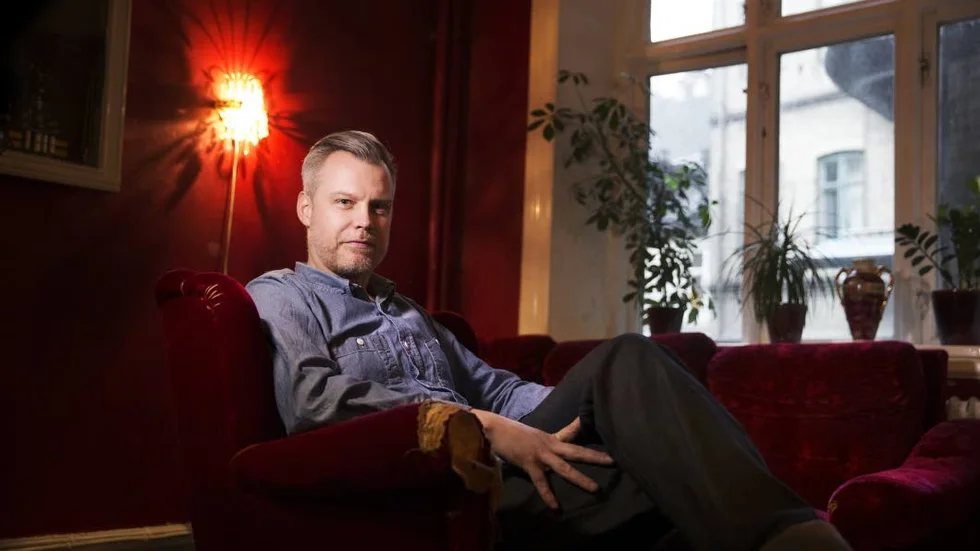 Överväldigad. "När jag satt på nätterna och skrev på "Simmaren" hade jag inte ens en tanke att den skulle komma ut i en massa länder", säger Joakim Zander, vars debutroman nu är på väg att bli internationell film.
Foto: Emil Malmborg/Wahlström&Widstrand/TT