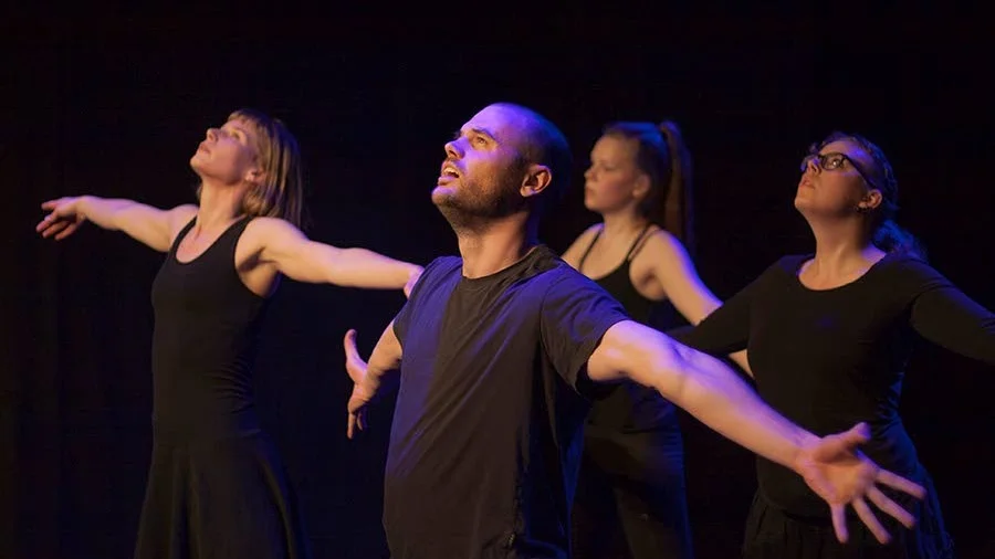 Uppsättningens fyra dansare från vänster: Emma Friberg, Kristofer Tengström, Selma Edholm, Maia Lee Lind.