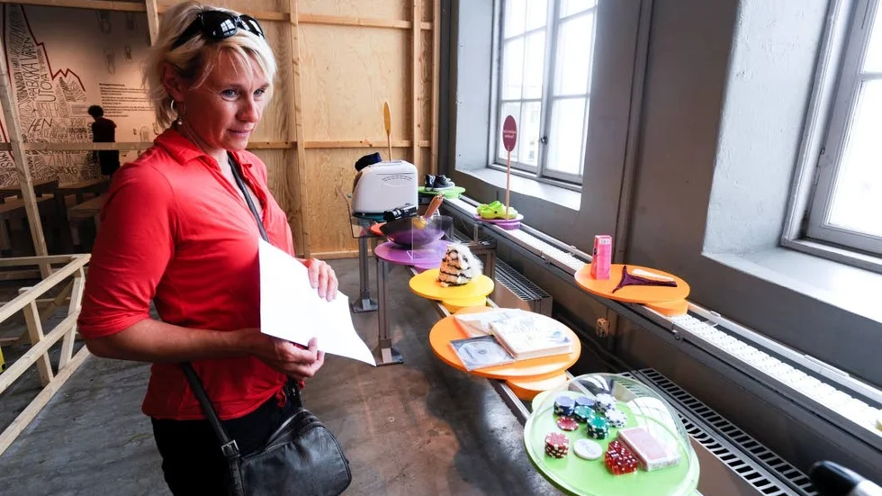 Långväga museibesökare. Corinne Hasler från Schweiz är på upptäcksfärd i Sverige med familjen. Hon hamnade på Arbetets museum av en slump.