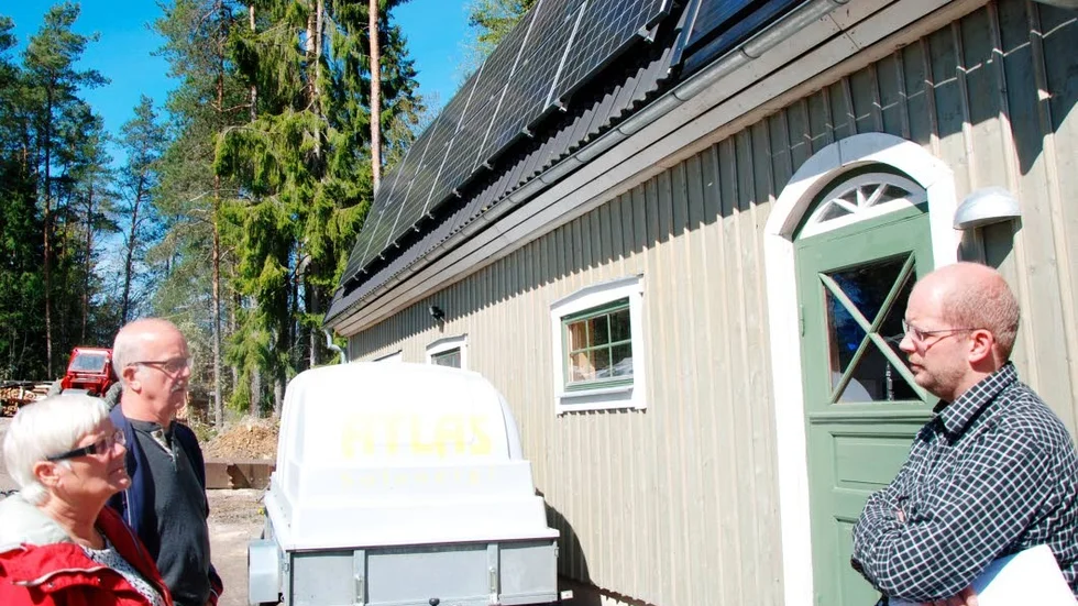 Informerar. Mikael Abrahamsson, Atlas Solenergi, (till höger) berättar om solenergins fördelar för Ramstorpsborna Tommy och Anette Nilsson.