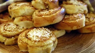 Mannen såg personer på innergården, tyckte synd om dem eftersom det regnade och gick ner med bullar, enligt egen utsago. Men han är åtalad för att ha hotat att skära halsen av tre flickor.