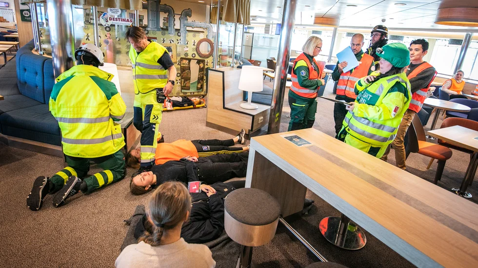 Räddningspersonalen möttes av både blödande och chockade passagerare i restaurangtorget ombord på M/S Visby.