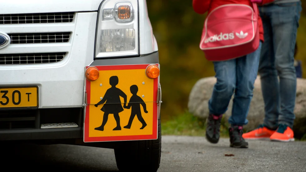 "I grunden handlar frågan om möjligheten att bo och leva på landsbygden. Och att slippa kånkas runt i bil i timmar för att ta sig till och från skolan, som staten tvingar barnen att närvara i", skriver ledarskribenten.