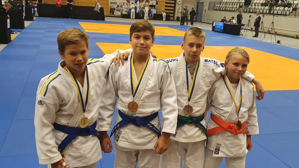 Jakob och Hugo Ivarsson och Lukas och Leia Riström tog medaljer vid Linde Judo Open.