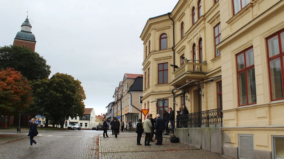 En grupp nyfikna spekulanter samlades på måndagen utanför Stadshotellet i Skänninge för att gå på visning inför exekutiv auktion nästa vecka.