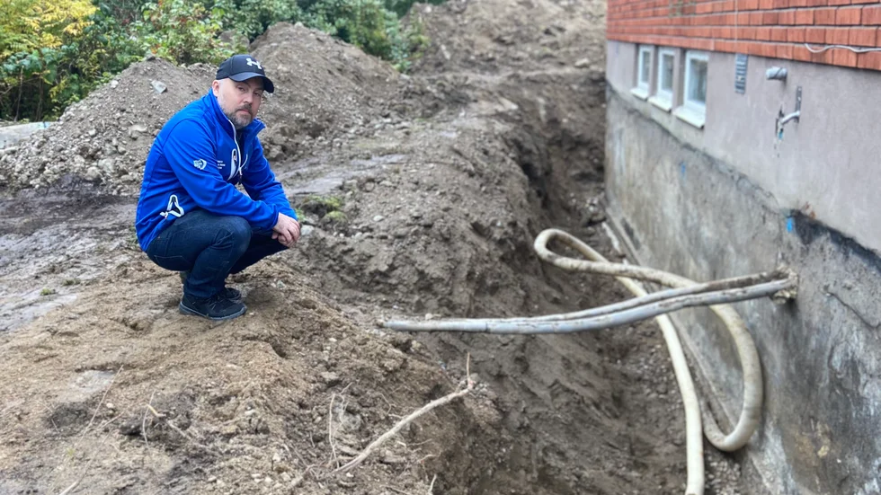 Johan Paul framför utgrävningen som gjordes inför dräneringen: "Här är diket extra brett på grund av den parkslide som grävts bort. Vi är väldigt tacksamma mot entreprenören Skäggesta för att de "vågade" ta sig an detta arbete, säger Johan Paul.