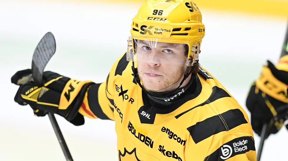 Rickard Hugg blev tvåmålsskytt i Skellefteås storseger i toppmötet mot Färjestad. Arkivbild.