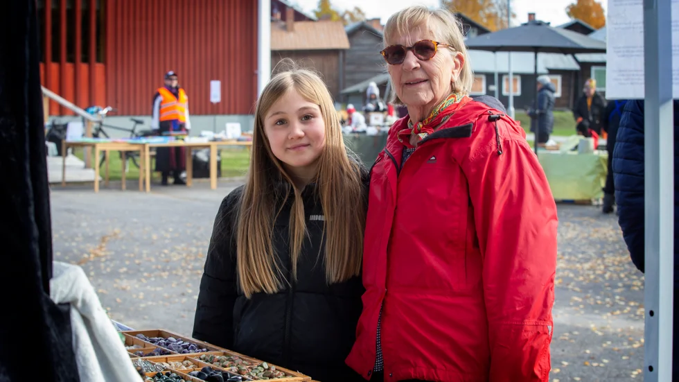 Alina Nyström och mormor Vega Nyström var nöjd med utbudet på höstmarknaden på parkeringen vid församlingsgården Margretelund i Öjebyn. "Jag har köpt rökt fisk", säger Vega Nyström.