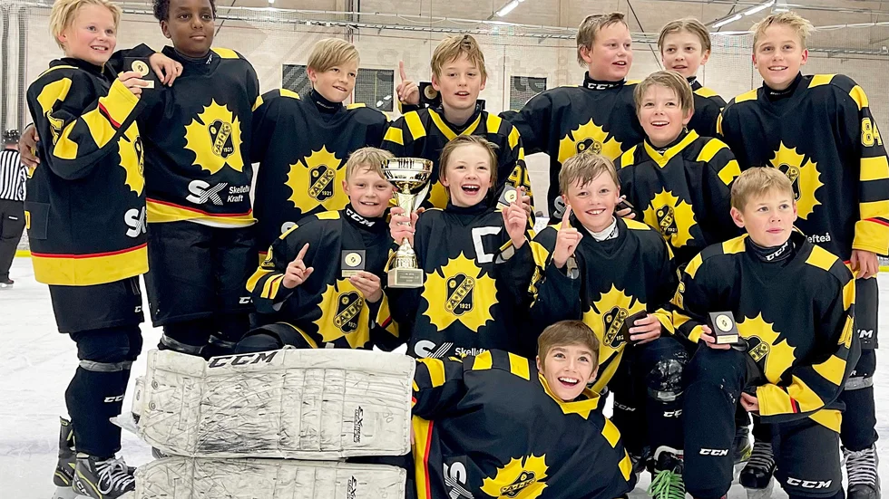 Skellefteå AIK vit vann Guldcupen 2022 efter finalseger med 3–2 mot Björklöven vit. Vinnarlaget, stående från vänster: Alx Nilsson Esserud, Adam Tasfaramiam, Colin Lundström, Knut Lundgren, Ture Hedlund, Malve Widman och Vincent Lundmark. Knästående, från vänster: Kean Olofsson, Elias Most Kristiansen, Milton Westermark, Ture Suup, Alvin Lundberg. Liggande: Gabriel Mattsson. Saknas på bilden gör Alvin Widmark.