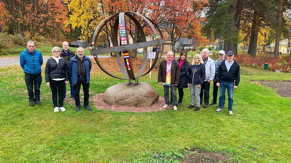 Jordgloben i byn med byborna Ola Engman, Gösta Engström, Kjell Engström. Maria Degerman, Eva Lidberg Engström, Tomas Degerman, Ingela Degerlund, Jan Lidberg, Michael Engström." Vi ska äen fixa en bra belysning och en rejälare flöaggtavla än den vi har i dag", säger Michael Engström.