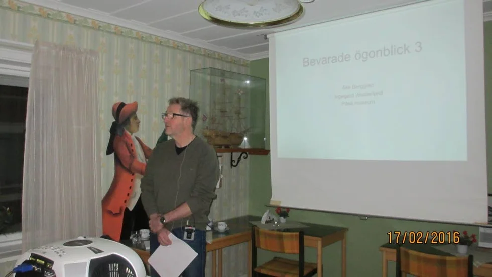 Presentation. Upplevelsen förstärktes av Åke Berggrens nytagna bilder från samma miljöer och publikens igenkännande utrop och spontana kommentarer med personliga faktabidrag.