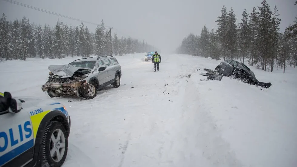 Ambulanstransport. Fyra personer skadades och fick föras till vård med ambulans efter en våldsam frontalkrock mellan två personbilar på Silvervägen.