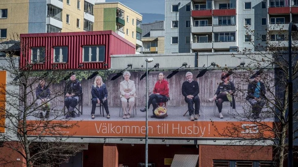 LÅG FÖRVÄRVSFREKVENS. Sverige har den högsta förvärvsfrekvensen i hela EU. Men det finns problemområden i Sverige. I stadsdelen Husby i Västerort i Stockholms kommun är förvärvsfrekvensen bara 55 procent (SCB 2013).