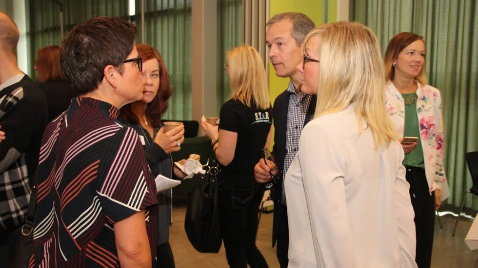 SAMTAL. Magnus Vikman vid Piteå kommun samtalar med Marianne Carlsson, Ulrika Westerberg och Linda Lidman vid Swedbank kundcenter.