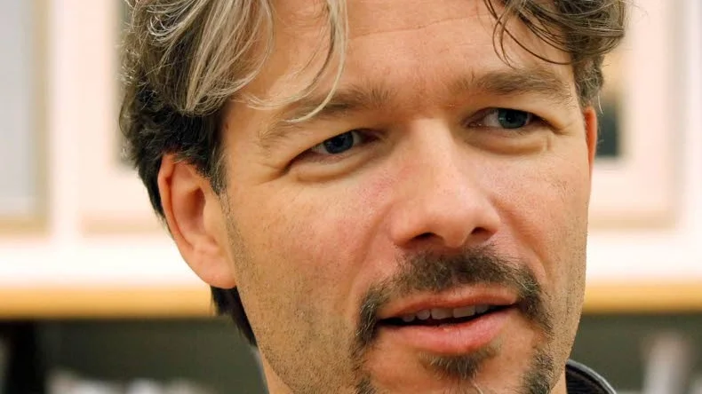 Uttdraget. Micael Jonsson säger att upphandlingen av en kaféentreprenör drar ut på tiden.