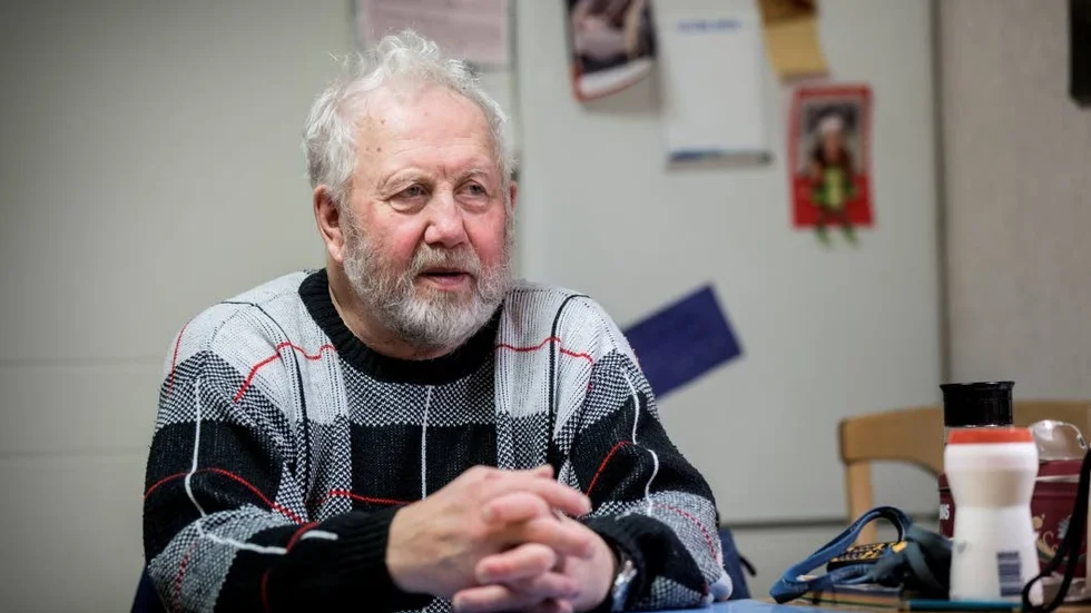 BETALAR INTE. "Vi har pratat med Svevind om att få treglasfönster men de säger nej. Man tycker att ett sådant stort bolag borde ha råd att betala", säger Lage Öhman.