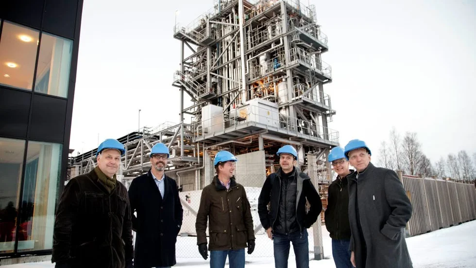 BESÖKTE. Under måndagen gick vänsterns partiledare Jonas Sjöstedt, Ulf Westerberg, Piteå science park, Fredrik Granberg, LTU green fuels, Jens Holm, miljöpolitisk talesperson för V, professor Rikard Gebart och Birger Lahti, näringspolitisk talesperson för V, runt i BioDME-anläggningen i Piteå-