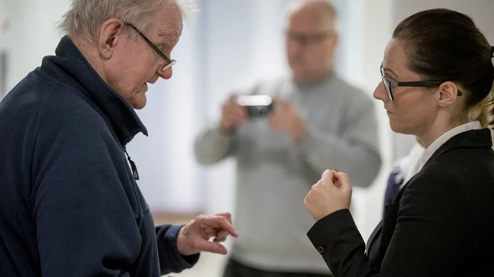BROTTSMÅL. Lars-Gunnar Söderlund tillsammans med sitt målsägandebiträde advokat Carolina Nilsson under förhandlingarna i tingsrätten. (Arkivbild).