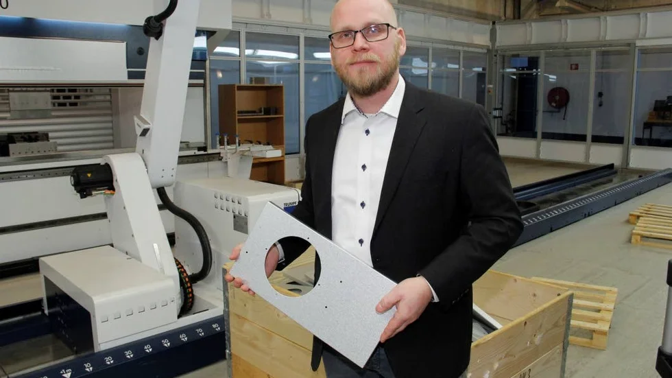 NY MASKIN. Acetec har investerat fem miljoner kronor i en ny bockmaskin. "Det finns enbart 300 i världen av den här maskinen och vi har en", säger Henrik Oskarsson.
