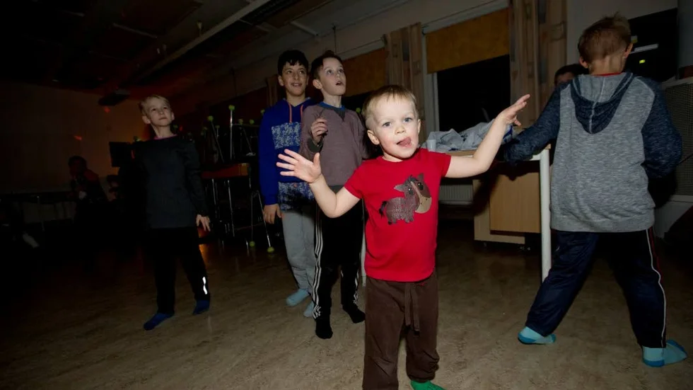 Milo Berglund, tre år, hade jättekul på dansgolvet.
