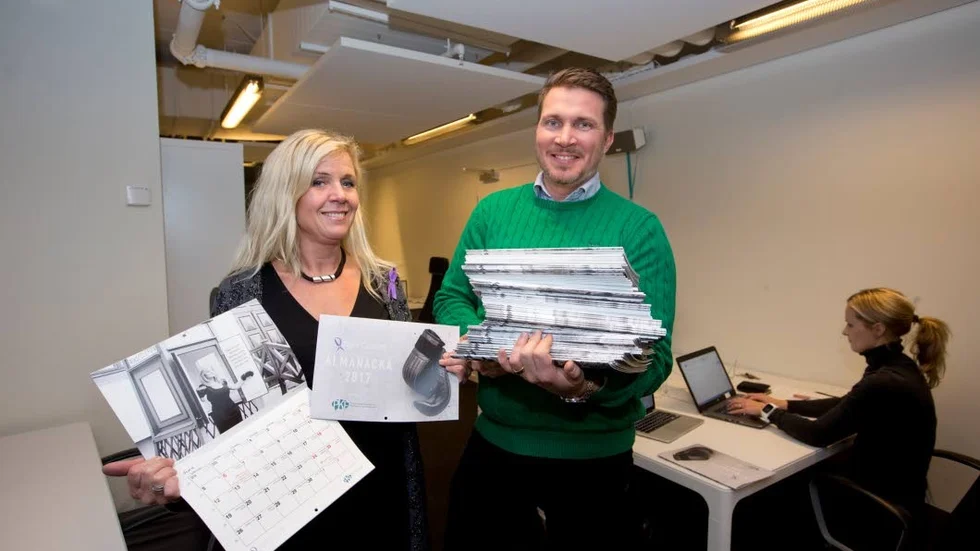 Företagsköp. Eva Lundqvist, PKF, överräcker 100 almanackor till Anders Hallberg, vd på Tromb. "Vi kommer att dela ut dem till kunder och anställda", säger han.