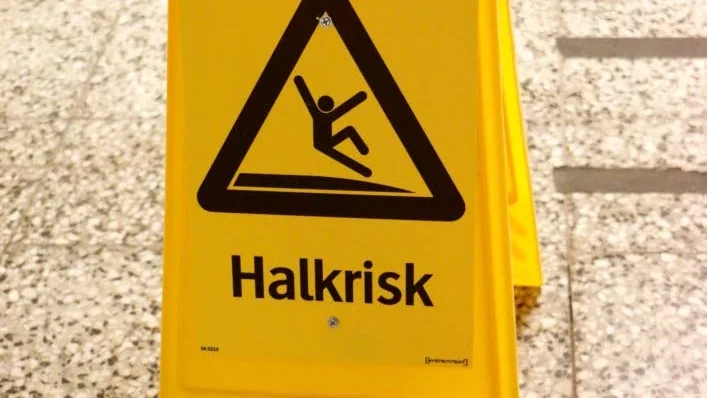 Varning. En skylt varnade för halka under vattenskadan i somras. (Arkivbild)