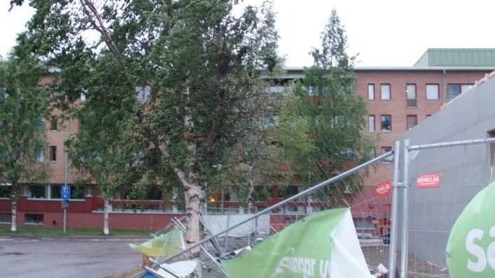 Trasigt. Fredagmorgon får de som bygger Stadstornet röja efter stormens härjningar, de möts av söndertrasade skyltar och förstörda stängsel.