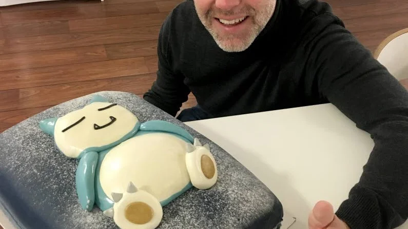 Tårtkalas. När den sista figuren var infångad firade Johan Sandlund med Pokémon-tårta på jobbet.