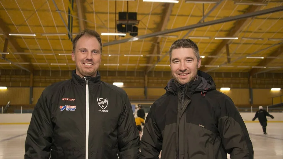 Nya tränare. Sedan början av september tränas Arvidsjaurs herrar av Robert Sundström och Stefan Nilsson. Idag fredag drar hockeytrean igång. Bortamatch mot Storuman väntar.