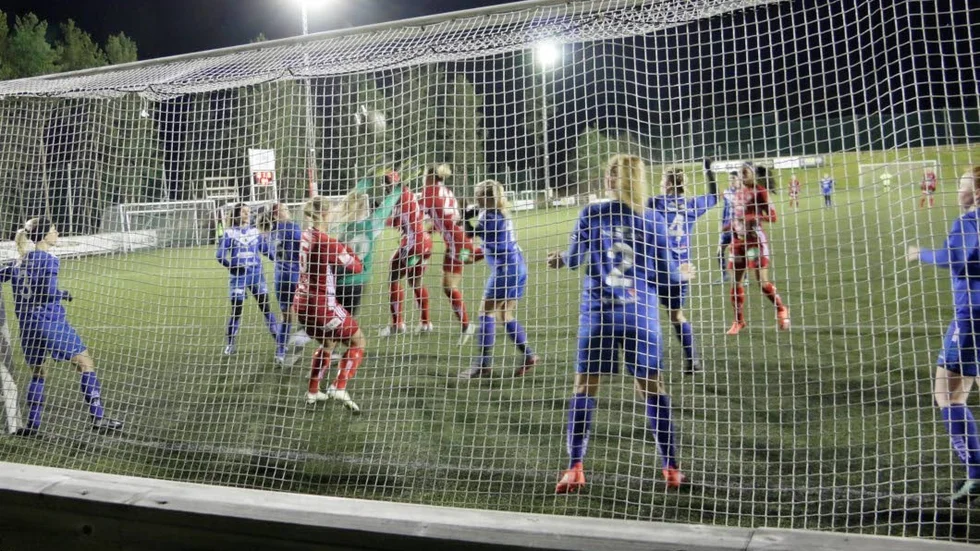 HÖRNMÅL. Piteå IF gjorde tre mål efter hörnor i cupmatchen mot Alvik. Här nickar Faith Ikidi in 1-0 i sjätte minuten.  I 22:a minuten nickade hon in sitt andra mål.