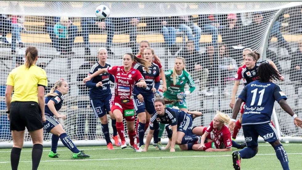 TRÅNGT. PIF hade ett par lägen när det var fullt med folk framför motståndarnas mål och vid ett tillfälle kan bollen ha varit över mållinjen fast det inte blev mål.