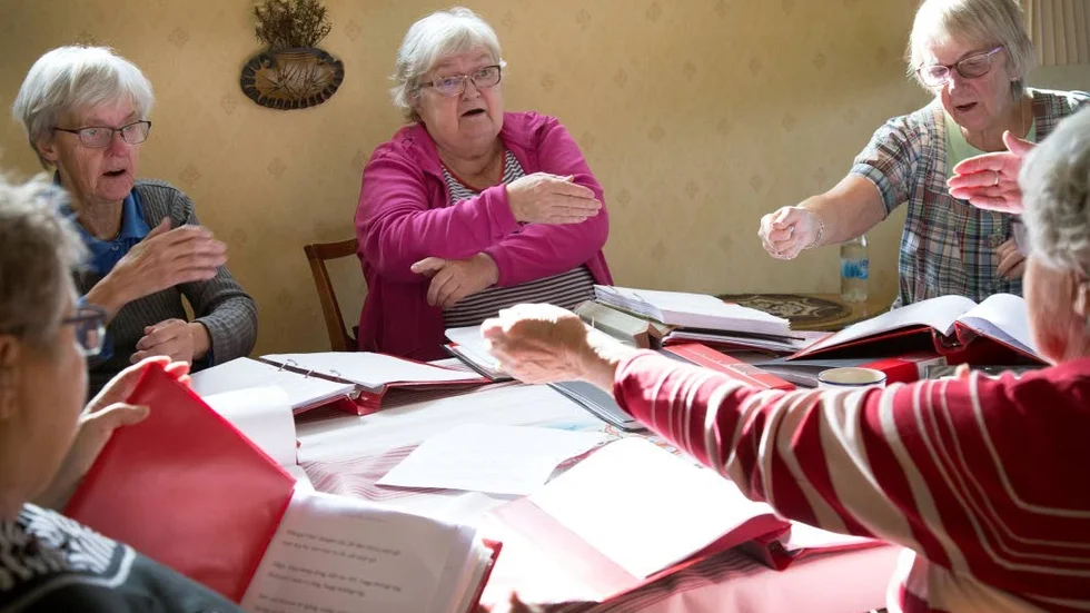 Rörelsesången. Kallas den visa som sitter i minnet från deras skoltid. Gertrud Isaksson, Solveig Gustafsson och Clary Sundberg sjunger med inlevelse.