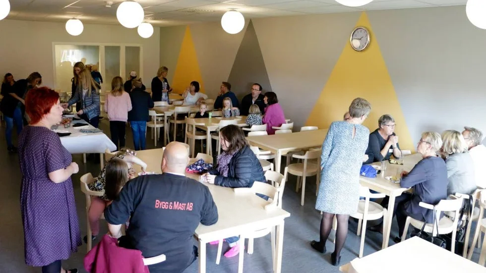 Folktillströmning. Gott om folk dök upp när nybyggda Strömnässkolan hade öppet hus.