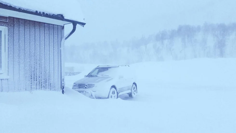 Busväder. Uppe i Merkenes råder riktigt oväder under torsdagen och vägen över fjället är stängd. "Nu under torsdagen har det snöat ungefär en halvmeter, och nu vid middagstid blåser det 25 m/s", säger kolonnföraren Tommy Holmström.