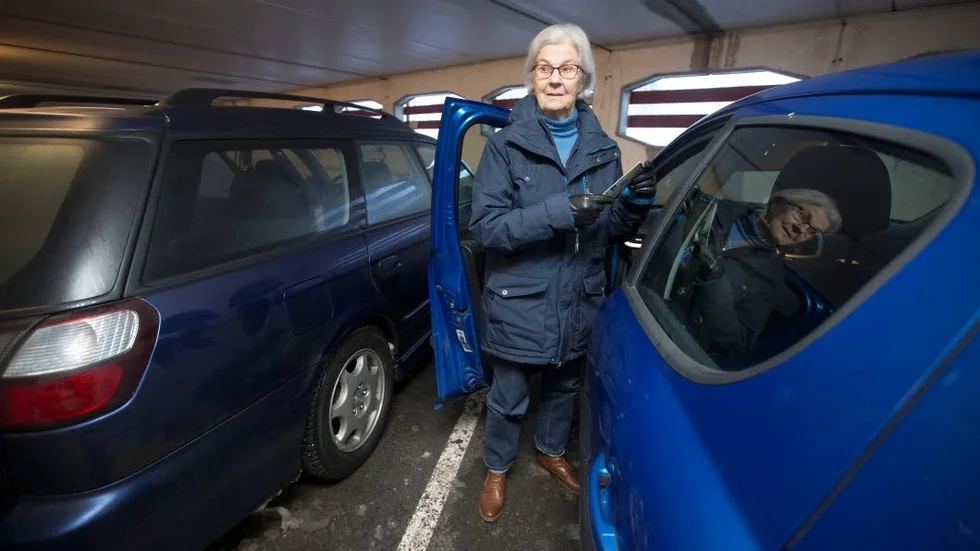 JAGAR. Erna Segerstedt jagar ofta långtidsparkeringar i Piteå när hon ska åka vidare med buss till Luleå. "Men var finns de"? säger hon.
