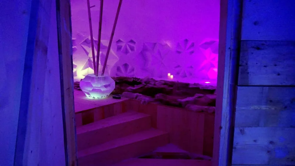 Hjortronrummet. I väggarna har tyska konststudenter karvat in en tolkning av det goda bäret. Här sover man på mjuka madrasser klädda i renskinn och i varma sovsäckar.