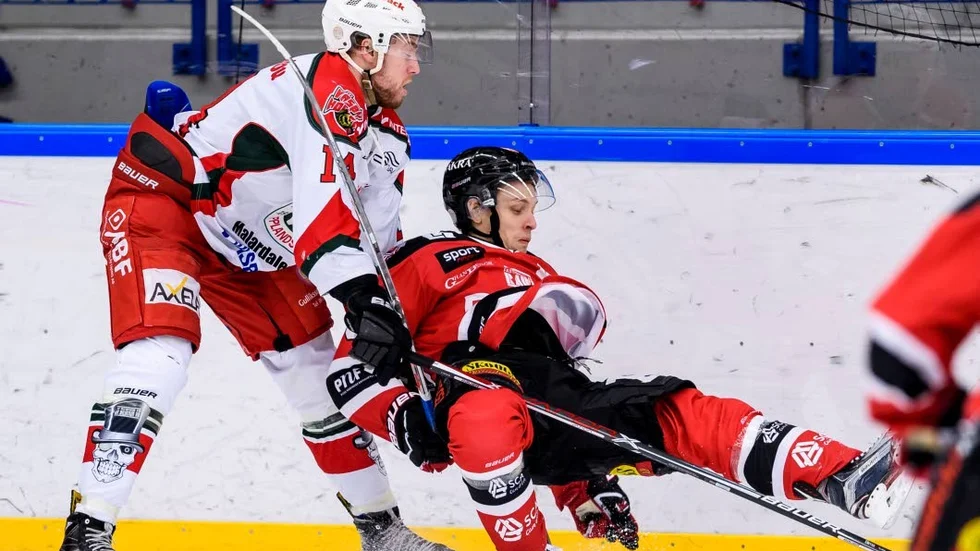 NÄRA FALL. Väsby var nära att få Piteå på fall, men Fredrik Forsbergs 2–1-mål dryga fyra minuter före slutet räckte inte. Magnus Isaksson reste sig och kvitterade.