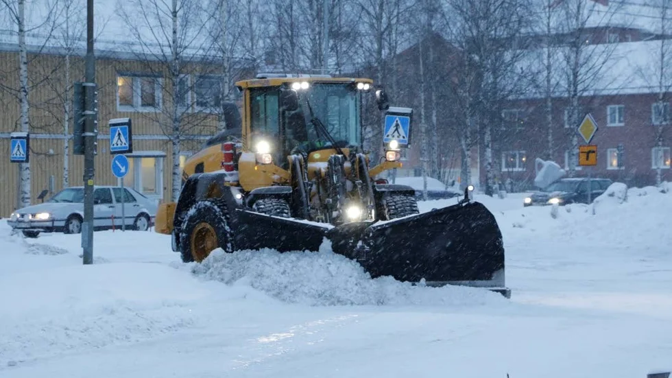 PLOGAR. Piteå kommun har egna fordon men kallar också ut privata entreprenörer för att forsla bort snön. Under torsdagen föll mycket vitt från himlen.
