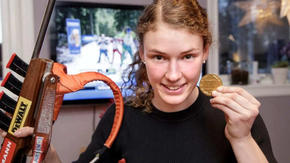 VINNARE. Hanna Öberg tilldelas PT-medaljen för sina insatser 2016. Ingen vågad gissning är att det inte var sista gången en utövare från Piteå Skidskytteklubb tog hem utmärkelsen.