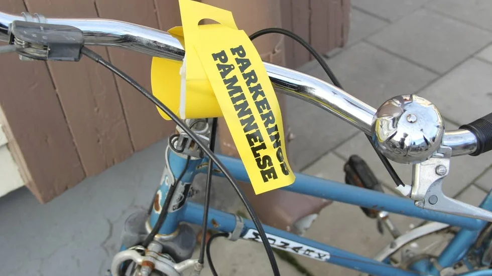 PÅMINNELSE. Ägaren av den här cykeln har fått en påminnelse - den stod inte så bra till.