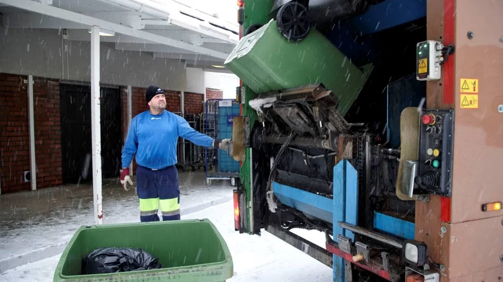 Varje dag tar Örjan Wallon och hans arbetskamrater hand om mellan åtta och tio ton sopor från hushållen. Under jul-, nyårs- och trettondagshelgerna handlar det om sammanlagt 450 ton.