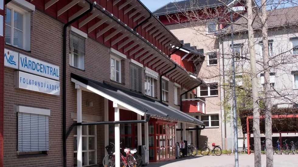 Senare i vår får invånarna i Moskosel och Glommersträsk åka till hälsocentralen i Arvidsjaur, en enhet med brist på folk och som redovisar underskott med tio miljoner kronor varje år.