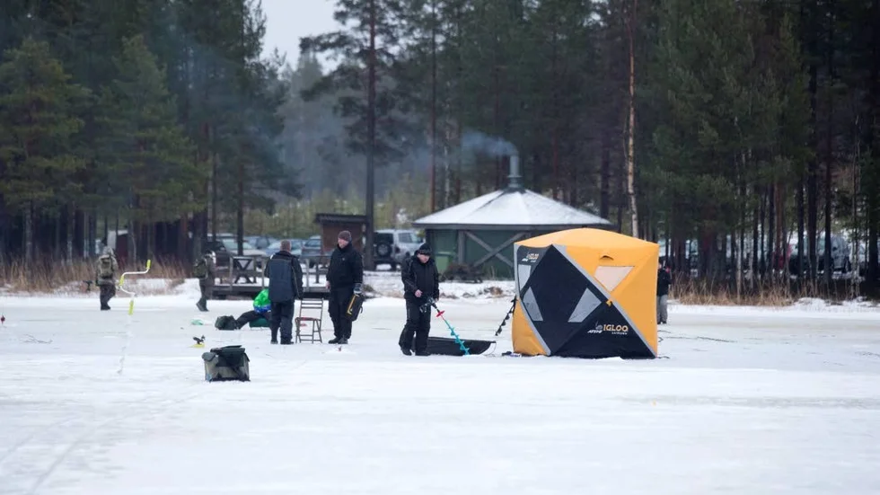 Några tog med sig små tält till fiskepremiären.