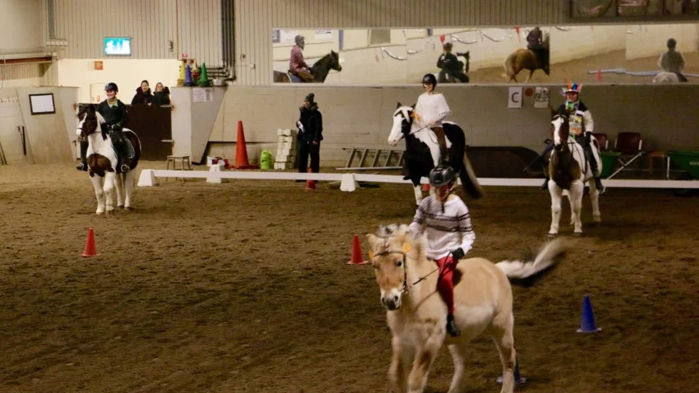 Duell. Indianerna vann tillbaka hästen Lace efter en tuff duell mot cowboysen.