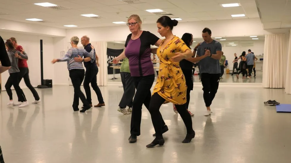 Under fem torsdagar lär sig en grupp på 19 personer i Piteå att dansa salsa.